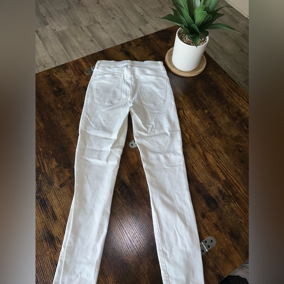 Abercrombie White High-Waisted Jeans - Picture 7 of 7